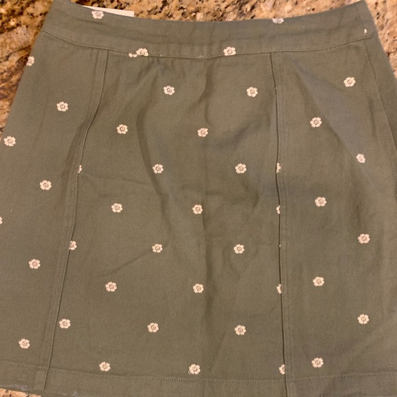 Francesca’s Miami moss green tiny daisy floral denim button up skirt NWT Small - Picture 4 of 6